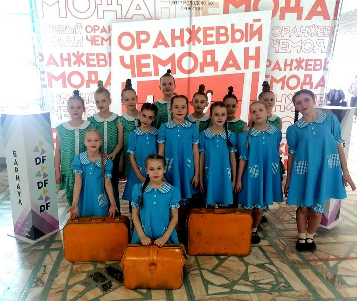 Оранжевый чемодан