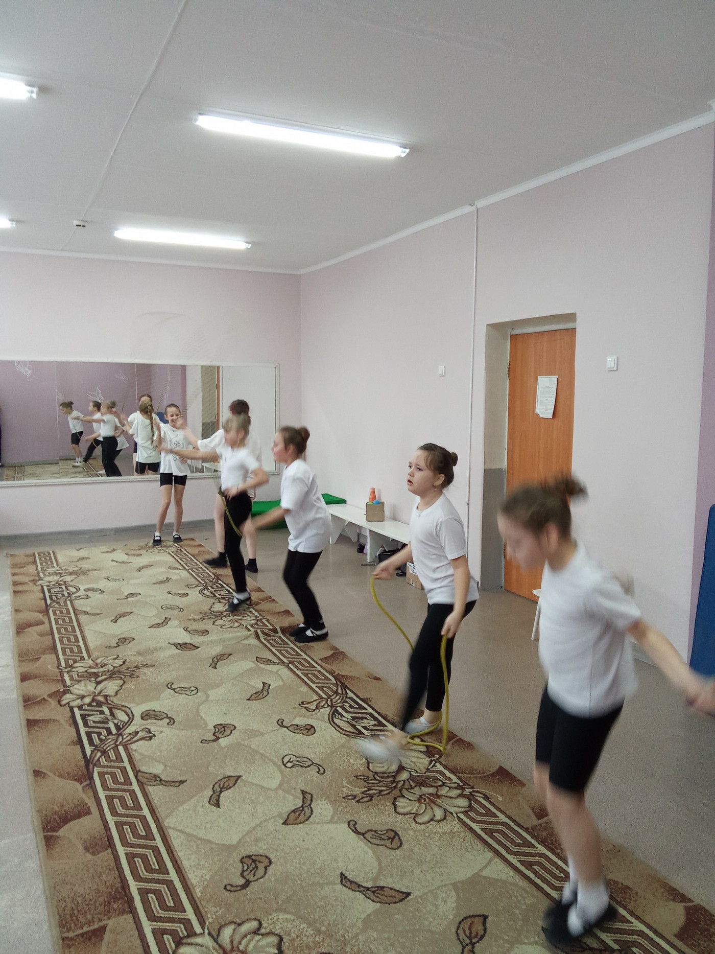 Занятие в цирковой студии